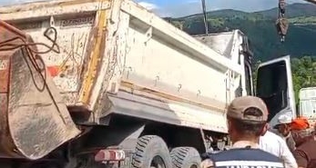 ardahan-posof-yolunda-asfalt-yuklu-kamyon-devrildi-ulasima-kapatildi-AyjVZIp4.jpg