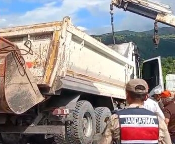 Ardahan-Posof Yolunda Asfalt Yüklü Kamyon Devrildi, Ulaşıma Kapatıldı