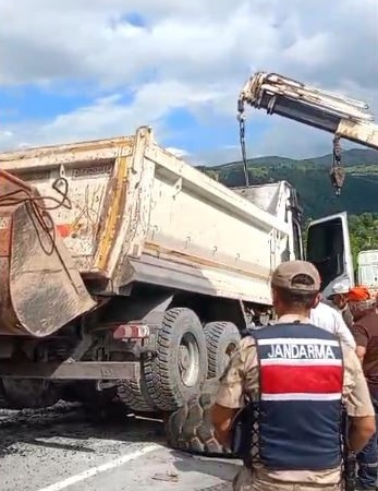 ardahan-posof-yolunda-asfalt-yuklu-kamyon-devrildi-ulasima-kapatildi-AyjVZIp4.jpg