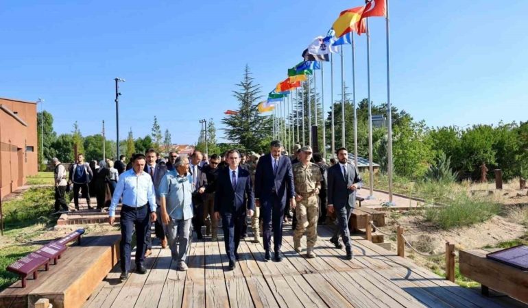 bakan-yardimcisi-celikin-ahlatta-gerceklestirdigi-inceleme-7iVEXfG4.jpg