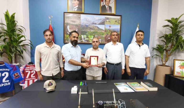 batmanda-kutuphane-mudurune-basari-odulu-toreni-VfQlg3mx.jpg