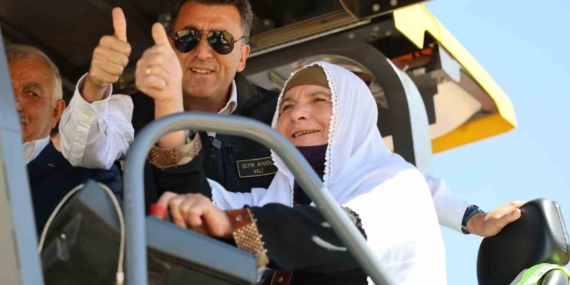 Çemişgezek’te Valimiz Aygöl’ün İlk Sıcak Asfalt Serimi Ayşe Teyze ile Başladı