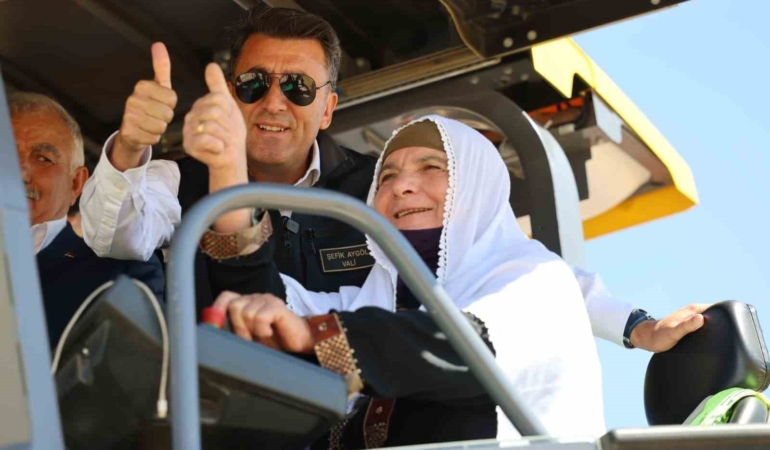 cemisgezekte-valimiz-aygolun-ilk-sicak-asfalt-serimi-ayse-teyze-ile-basladi-1b46UQDC.jpg