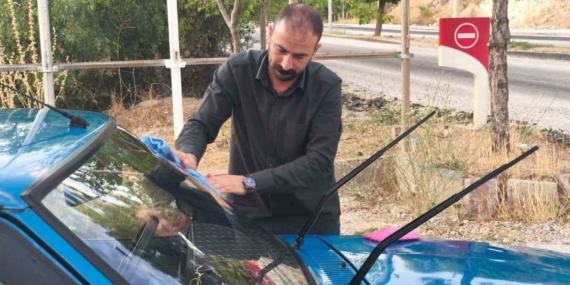 Çocukluk Hayalini Gerçeğe Dönüştürerek 32 Yıllık Aracına Sahip Çıkan Adam