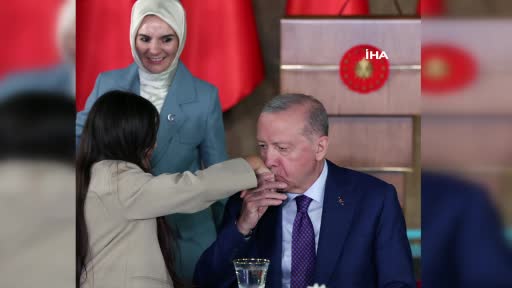 cumhurbaskani-erdogan-sehit-aileleri-ile-ogle-yemeginde-bulustu-fNPraJAb.jpg