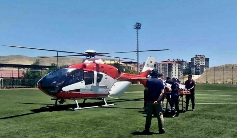 darendede-kalp-krizi-geciren-16-yasindaki-genc-hava-ambulansiyla-malatyaya-sevk-edildi-ftF75SYn.jpg