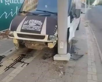 Diyarbakır’da Araç Direğe Çarptı ve Bir Yaralanma Bildirildi