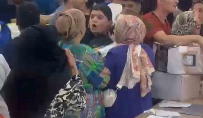 diyarbakirda-magaza-acilisinda-olusan-kalabalik-qxcbQ68T.jpg