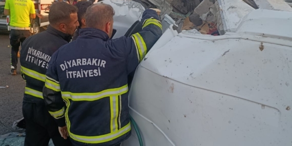 Diyarbakır’da Minibüs ile Traktör Çarpıştı: 2 Ölü, 6 Yaralı