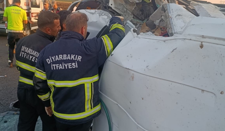 diyarbakirda-minibus-ile-traktor-carpisti-2-olu-6-yarali-ZR2FXdna.jpg