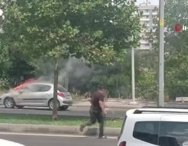diyarbakirda-park-halindeki-otomobil-alevlere-teslim-oldu-dvs6eRF3.jpg