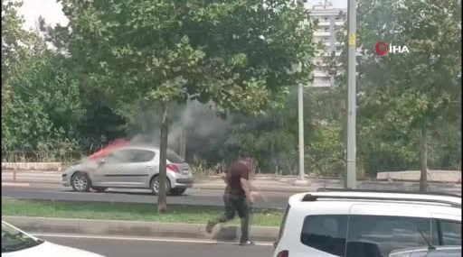 Diyarbakır’da Park Halindeki Otomobil Alevlere Teslim Oldu