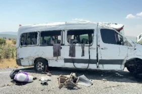 diyarbakirdaki-minibus-kazasinda-olu-sayisi-5e-yukseldi-CynlyLv1.jpg