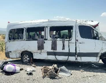 diyarbakirdaki-minibus-kazasinda-olu-sayisi-5e-yukseldi-CynlyLv1.jpg
