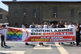 diyarbakirdan-van-insan-haklari-derneginin-lgbt-bayragi-acmasina-tepki-6AK6xUV5.jpg