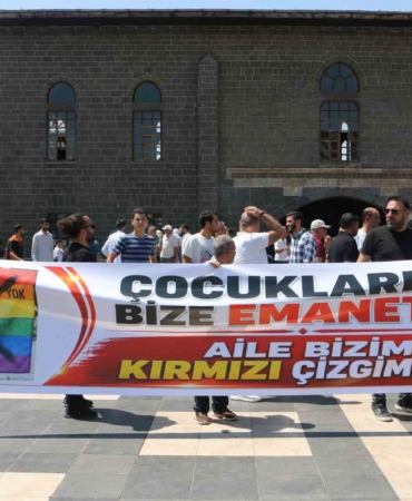 diyarbakirdan-van-insan-haklari-derneginin-lgbt-bayragi-acmasina-tepki-6AK6xUV5.jpg