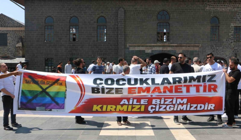 diyarbakirdan-van-insan-haklari-derneginin-lgbt-bayragi-acmasina-tepki-6AK6xUV5.jpg