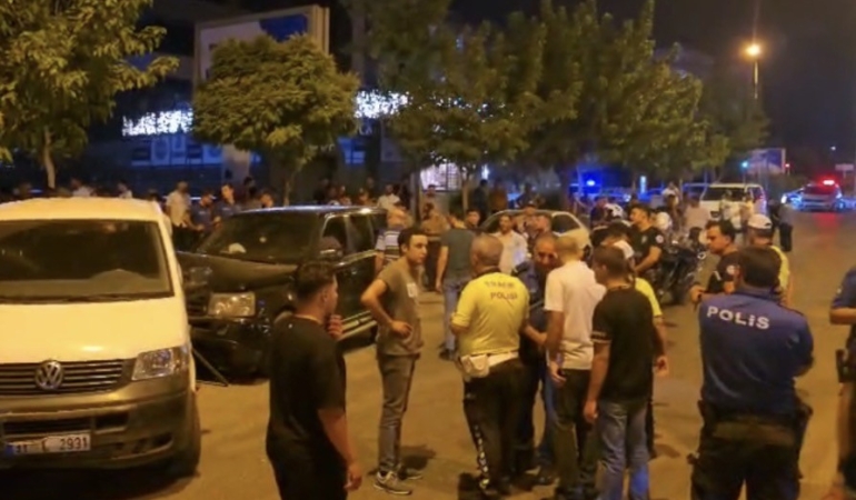dur-ihtarina-uymayan-surucu-park-halindeki-4-araca-carpti-xCIe8pyH.jpg