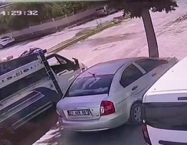 elazigda-bisiklet-otomobile-carpti-3-cocuk-yaralandi-Zr8nxB79.jpg