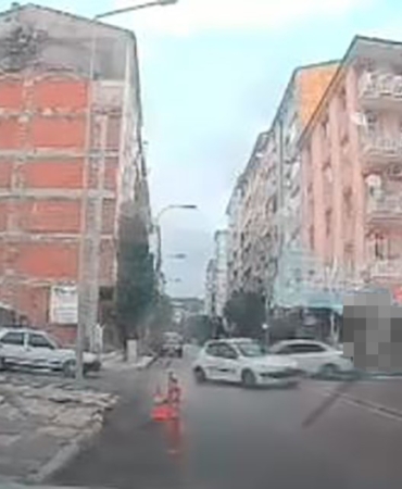 elazigda-iki-otomobilin-carpismasi-guvenlik-kamerasina-yansidi-ZkvEXLH1.jpg