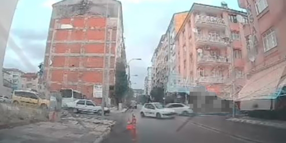 Elazığ’da İki Otomobilin Çarpışması Güvenlik Kamerasına Yansıdı