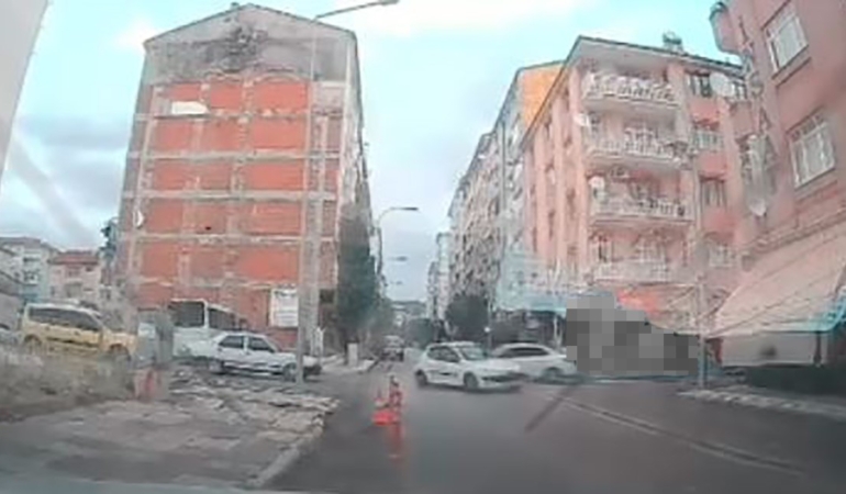 elazigda-iki-otomobilin-carpismasi-guvenlik-kamerasina-yansidi-ZkvEXLH1.jpg