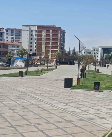 elazigda-sicaklarin-etkisiyle-sokaklar-bosaldi-mXJd9u1c.jpg