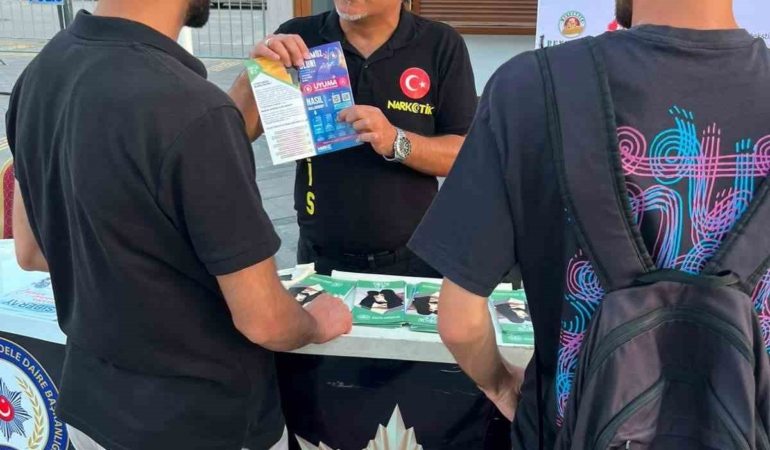 elazigda-vatandaslara-polis-ekipleri-tarafindan-bilgilendirme-etkinligi-OOctINy4.jpg