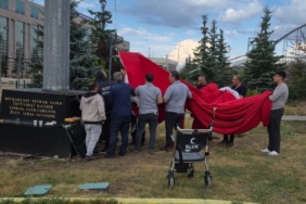 erzurumda-bayrak-sevgisi-birlikte-yukseliyor-vatandas-ve-gorevliler-el-ele-niPRmgg2.jpg