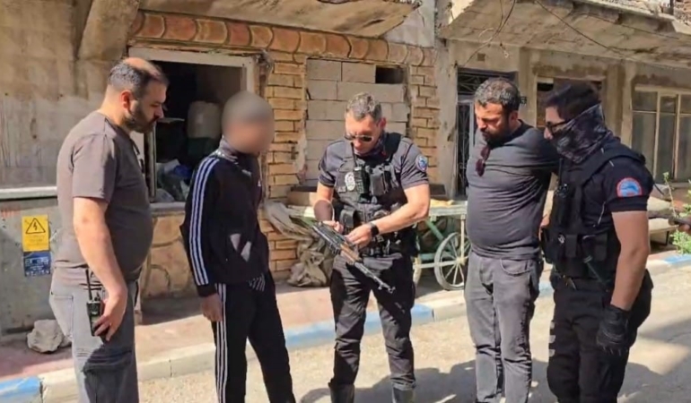 erzurumda-kar-maskeli-ve-silahli-sahis-alarmi-3d-yaziciyla-yapilan-silah-oyuncagi-vurusu-R1yFXVD8.jpg