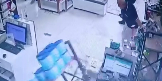 Fırtınada Camları Patlayan Eczanedeki Panik Anları Güvenlik Kamerasında