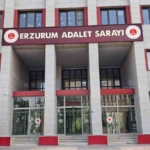 Çocukluk Hayalini Gerçeğe Dönüştürerek 32 Yıllık Aracına Sahip Çıkan Adam thumbnail