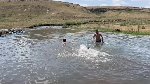 Kars’ta Sıcaklık 30 Dereceyi Aşarken Çocuklar Derede Serinliyor