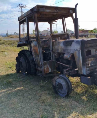 karsta-traktor-yangini-alevler-icinde-kalan-ciftlik-araci-VsebKUf8.jpg