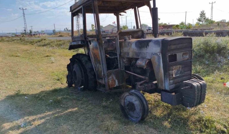karsta-traktor-yangini-alevler-icinde-kalan-ciftlik-araci-VsebKUf8.jpg