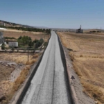 Diyarbakır'da Otomobilin Tarlaya Uçuşu ve Yaralı thumbnail