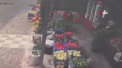 Kontrolden çıkan minibüs evin bahçesine uçtu: Güvenlik Kameralarına Yansıyan O Anlar