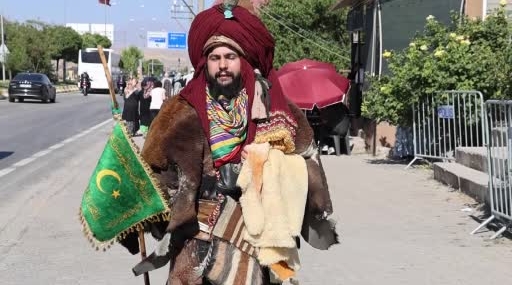 Konya’dan Ahlat’a Selçuklu Kıyafetiyle Cumhurbaşkanını Görmeye Gelen Ziyaretçi