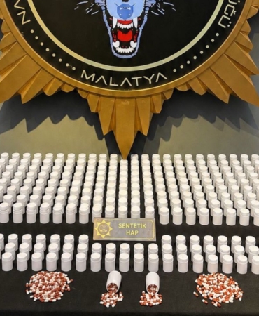malatyada-14-bin-900-sentetik-ecza-hapi-ele-gecirildi-ve-3-kisi-tutuklandi-sLXrGxXI.jpg