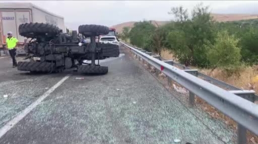 Malatya’da Kontrolden Çıkan Traktör Devrildi ve 1 Kişi Ağır Yaralandı