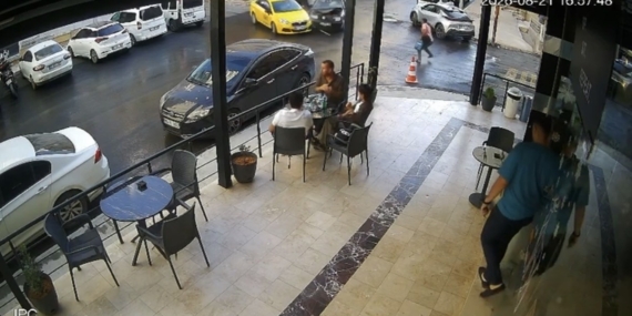 Mardin’de Otomobilin Kafenin Girişine Çarptığı Anlar Güvenlik Kamerasında