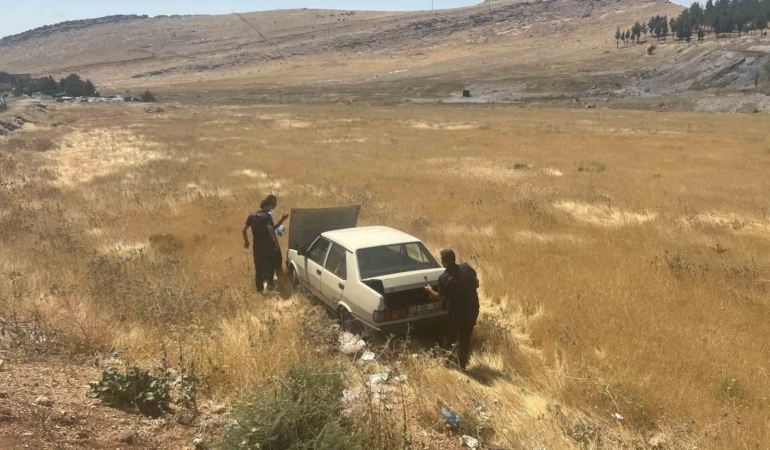 mardinde-yol-kenarina-devrilen-otomobilde-surucu-yaralandi-dmT7Cppn.jpg
