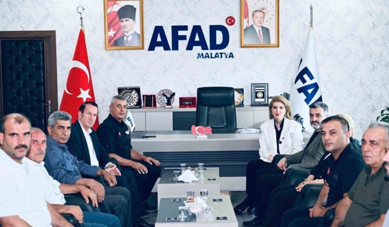 milletvekili-olmeztoprak-ureticinin-emekleri-ve-malatyanin-gelecegi-icin-sahada-Olwxcq52.jpg