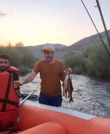 nehir-ortasindaki-adada-mahsur-kalan-2-kisi-sularin-yukselmesiyle-kurtarildi-8HONYLCE.jpg