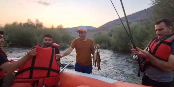 Nehir Ortasındaki Adada Mahsur Kalan 2 Kişi Suların Yükselmesiyle Kurtarıldı