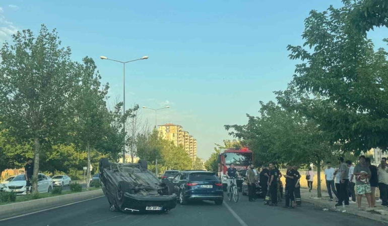 seyir-halindeki-otomobil-takla-atinca-2-yarali-mEisvdKh.jpg