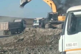 siirtte-demir-yolu-insaatinda-is-makinesi-alevlere-teslim-oldu-KqsfjUzw.jpg