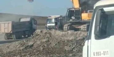 siirtte-demir-yolu-insaatinda-is-makinesi-alevlere-teslim-oldu-KqsfjUzw.jpg