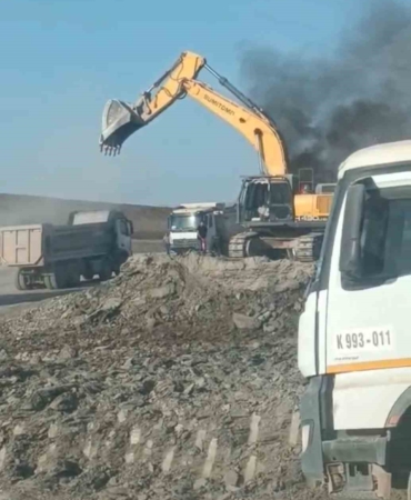 siirtte-demir-yolu-insaatinda-is-makinesi-alevlere-teslim-oldu-KqsfjUzw.jpg