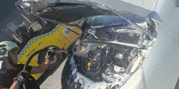 siirtte-seyir-halindeki-hafif-ticari-aracta-motor-yangini-OOPtZRF9.jpg